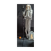 Espectro flotante esqueleto con túnica de gasa gris y guadaña sobre pedestal, foto real en tienda