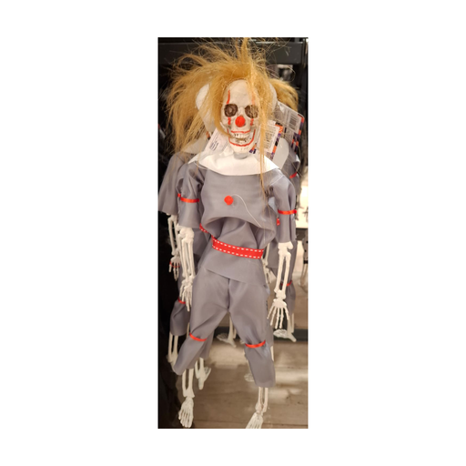 Esqueleto payaso decorativo con pelo naranjo, nariz roja y traje gris con cintas rojas, foto real en tienda