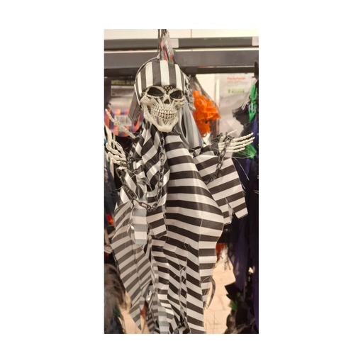Esqueleto prisionero colgante con gorro y traje a rayas blanco y negro y cadena, foto real en tienda