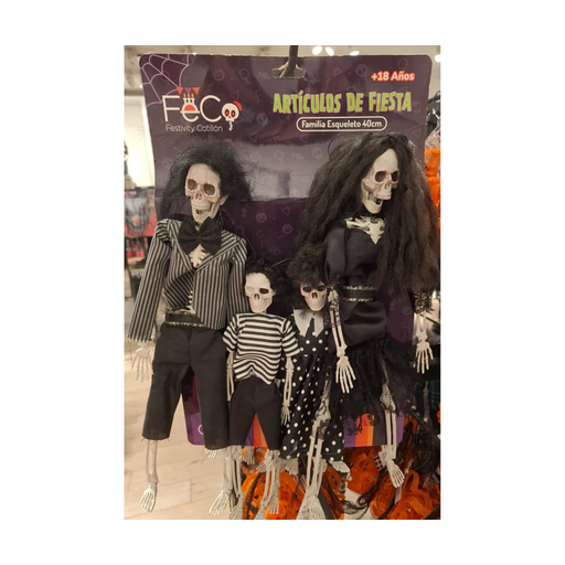 Familia de cuatro esqueletos vestidos de negro, rayas y lunares con cabello oscuro, en su empaque, foto real en tienda