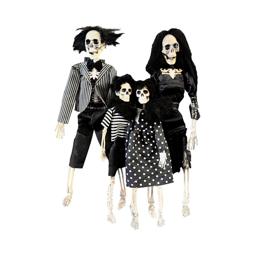 Familia de cuatro esqueletos vestidos en blanco y negro con cabello oscuro