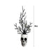 Florero de calavera blanca con ramas negras decoradas con pequeñas calaveras