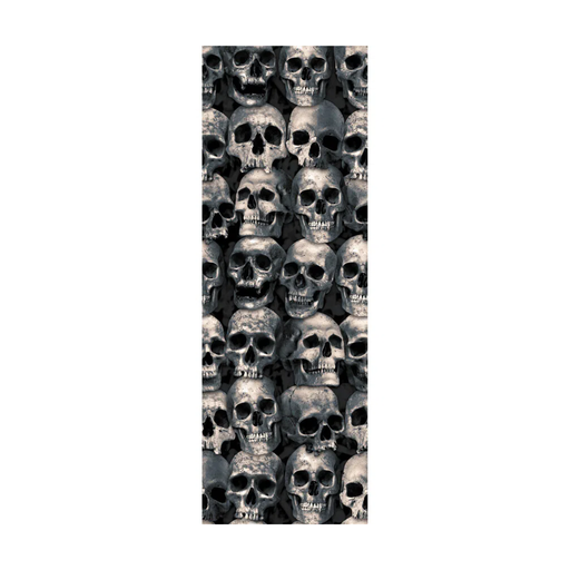 Fondo de pared con estampado de muchas calaveras grises y blancas