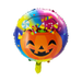 Globo metálico redondo con calabaza de Halloween sonriente llena de dulces sobre fondo multicolor