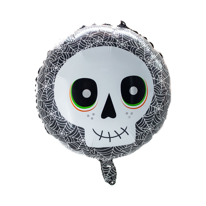 Globo metálico redondo con cara de calavera blanca y borde gris con telarañas