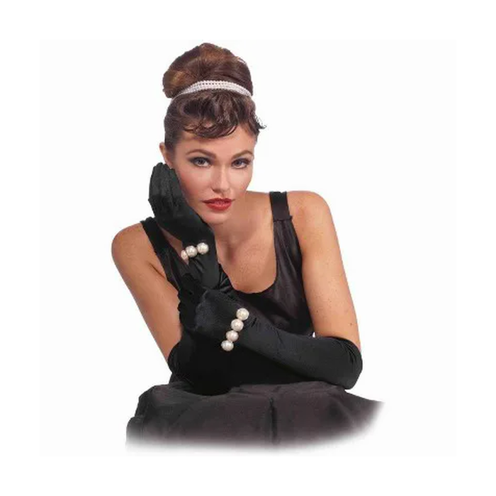 Mujer con guantes largos negros con pulsera de perlas