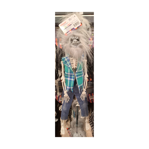 Hombre lobo colgante de Halloween con pelo gris, chaleco a cuadros verde y azul y pantalón de mezclilla, foto real en tienda