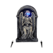 Lápida gris de Halloween con relieve de ángel esqueleto y ojos con luz LED azul