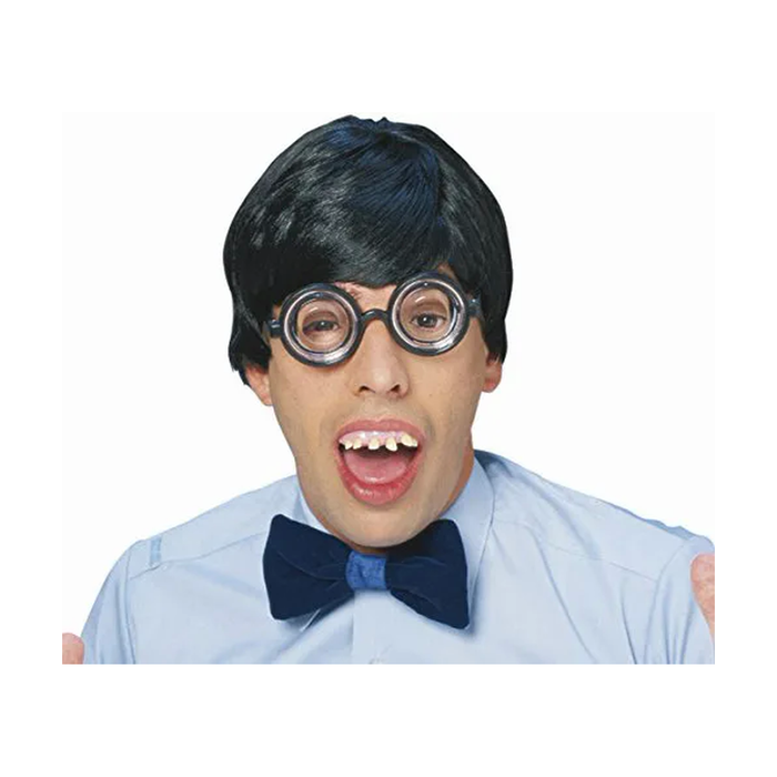 Hombre con disfraz de nerd usando lentes redondos de marco grueso