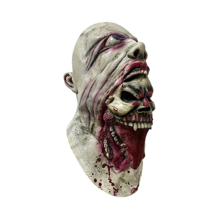 Máscara de terror de cabeza completa con rostro deformado y una segunda cara de calavera saliendo de la boca, con manchas de sangre