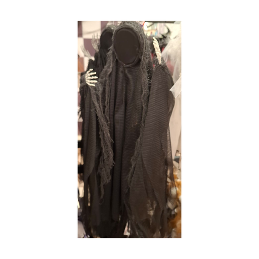 Muerte negra colgante con capucha, rostro negro, tela rasgada y manos de esqueleto, foto real en tienda