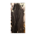 Muerte negra colgante con capucha, rostro negro, tela rasgada y manos de esqueleto, foto real en tienda