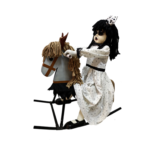 Animatronic de Halloween muñeca tenebrosa de pelo negro y vestido blanco sobre caballo mecedor
