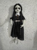 Muñeca gris colgante animada con vestido negro y cuello blanco