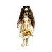 Muñeca de terror con pelo largo castaño, vestido claro, moño negro y osito amarillo