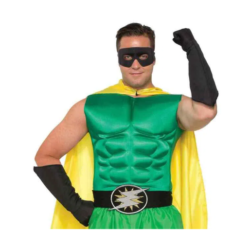 Hombre con pechera de músculos verde y capa amarilla