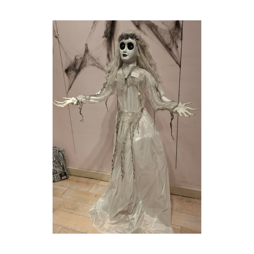 Novia animada con vestido blanco, corona de flores gris, ojos negros y brazos abiertos, armada, foto real en tienda
