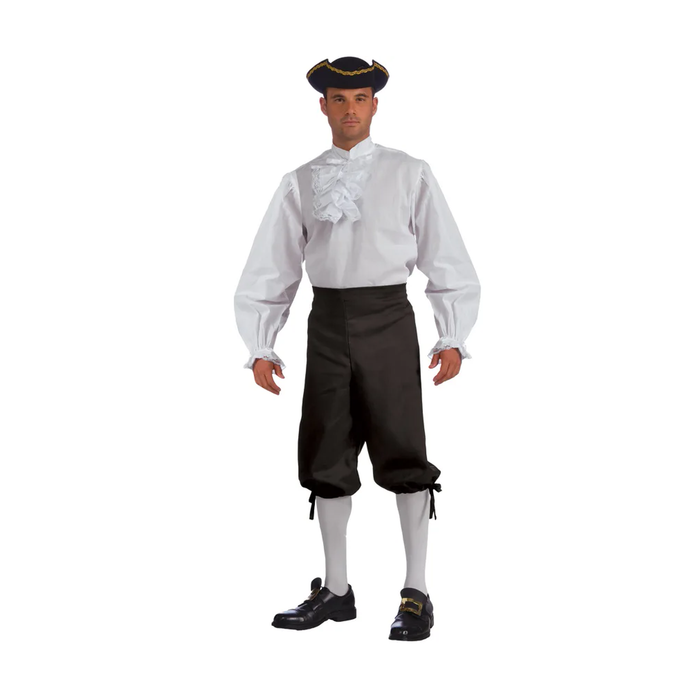Hombre con pantalón colonial negro hasta la rodilla, camisa blanca y medias blancas
