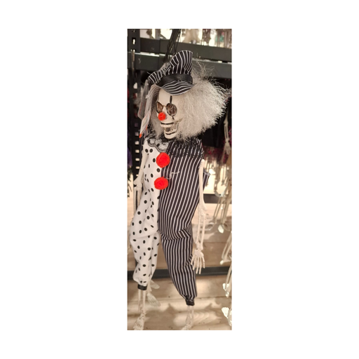Payaso esqueleto colgante con sombrero a rayas, pelo blanco, nariz roja y traje blanco y negro con lunares y pompones rojos, foto real en tienda