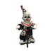 Muñeco payaso animatrónico con cara agrietada, gorro y traje a cuadros café, sentado en un triciclo negro