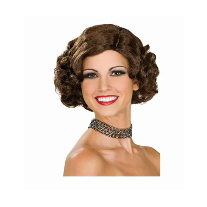 Mujer con peluca café corta con ondas estilo años 20