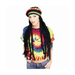 Mujer con peluca de rastas negras y gorro tejido a rayas rojo, amarillo y verde