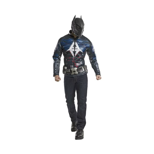 Hombre con polera musculosa de Batman Arkham Knight, cinturón y máscara