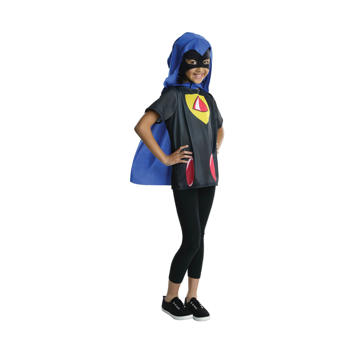 Niña con polera de Raven de los Jóvenes Titanes con capucha