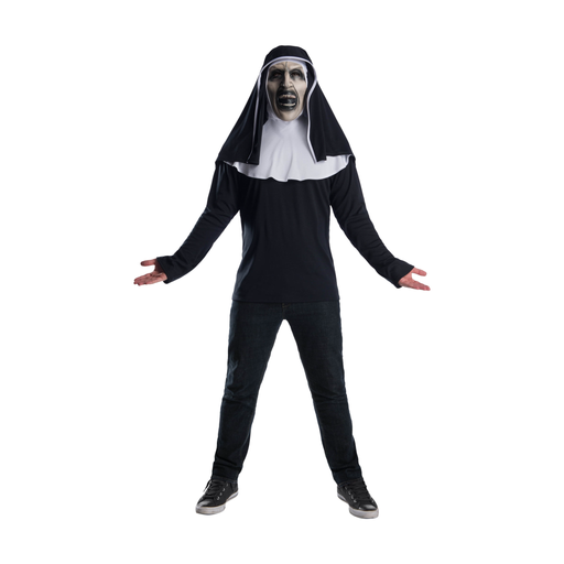Persona con polera negra de La Monja, toca blanca y máscara del personaje