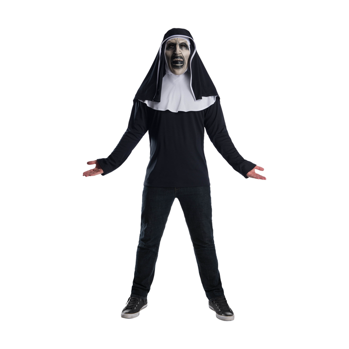 Persona con polera negra de La Monja, toca blanca y máscara del personaje