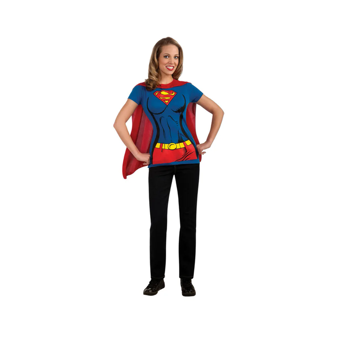 Mujer con polera azul de Supergirl con el traje estampado y capa roja