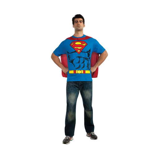 Hombre con polera de Superman y capa roja