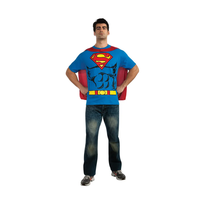 Hombre con polera de Superman y capa roja