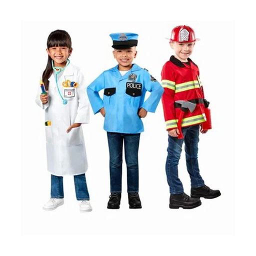 Tres niños con disfraces de doctor, policía y bombero