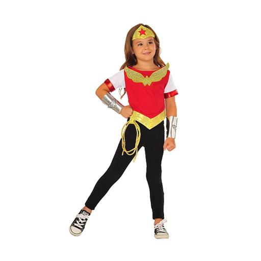 Niña con set de Mujer Maravilla: polera roja con alas doradas, cinturón dorado con lazo, tiara con estrella roja y puños plateados