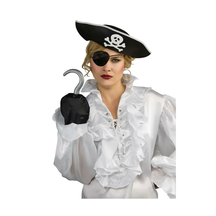 Mujer con sombrero pirata negro con borde blanco y calavera