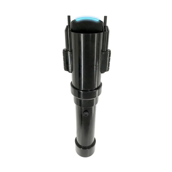 Taser de juguete negro con luz azul en la punta