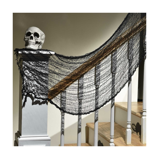 Tela negra tétrica tipo malla colgada en una baranda con una calavera