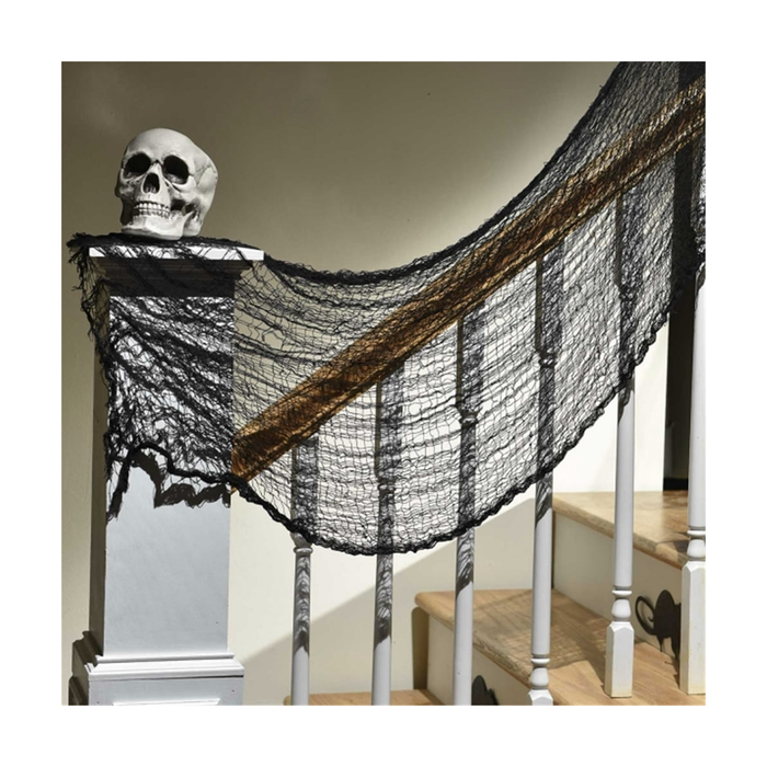 Tela negra tétrica tipo malla colgada en una baranda con una calavera