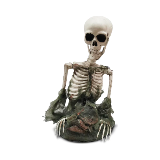 Torso de esqueleto animado sobre base con tela verde rasgada y manos de esqueleto