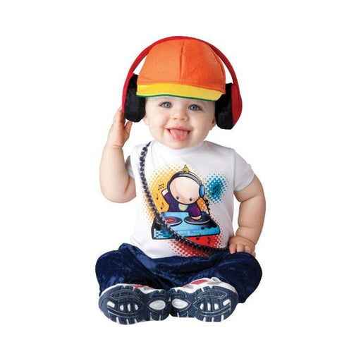 Bebé con disfraz Baby Beats de DJ, enterito con polera blanca estampada y pantalón azul, gorro naranjo con audífonos