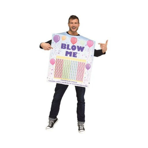 Hombre con disfraz Blow Me que simula un paquete de velas de cumpleaños con globos