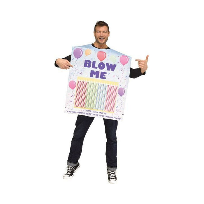 Hombre con disfraz Blow Me que simula un paquete de velas de cumpleaños con globos