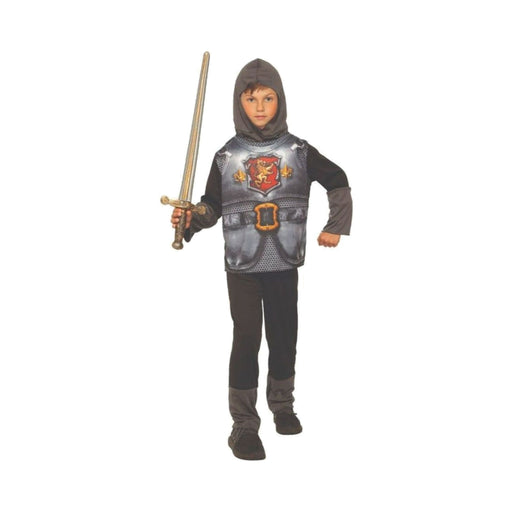 Niño con disfraz de caballero medieval, túnica con estampado de armadura y escudo en el pecho