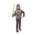 Niño con disfraz de caballero medieval, túnica con estampado de armadura y escudo en el pecho