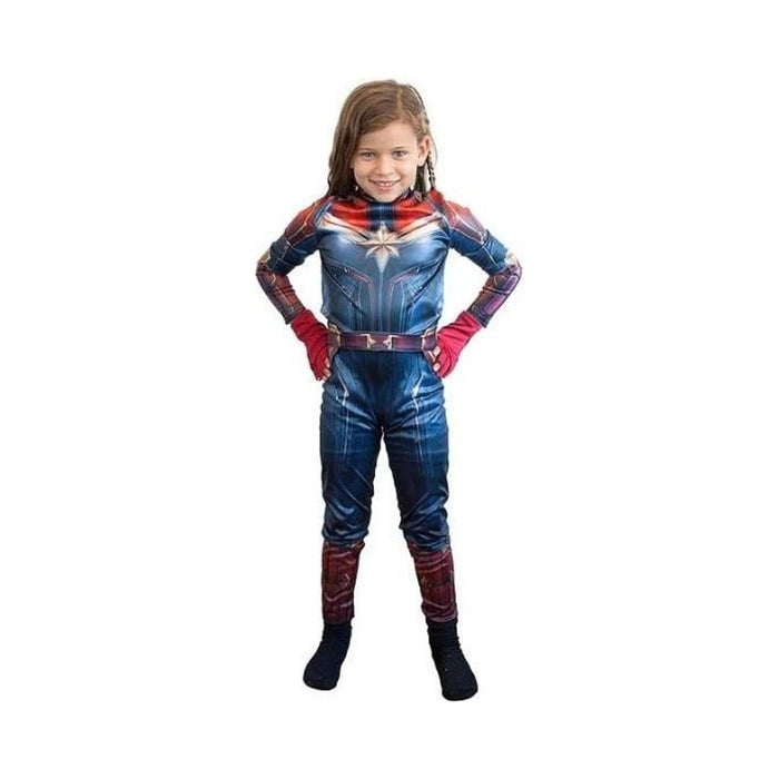 Niña con disfraz de Captain Marvel, enterito azul y rojo estampado con estrella dorada en el pecho