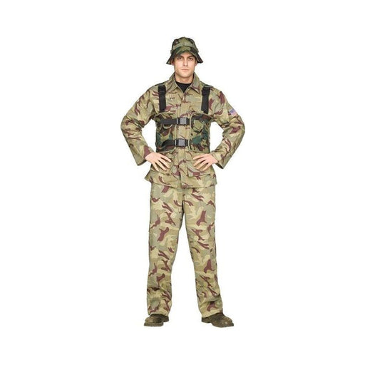 Hombre con disfraz militar Delta Force, chaqueta y pantalón camuflado, chaleco con arnés y gorro boonie