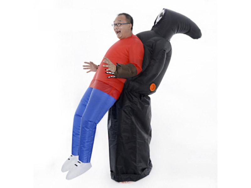 Disfraz inflable con efecto de persona cargada por un personaje encapuchado negro