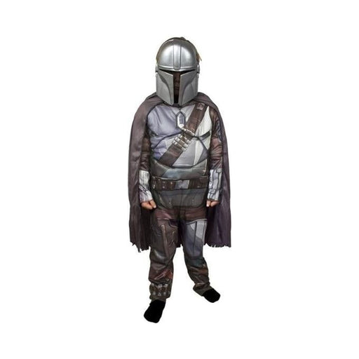 Niño con disfraz de Mandalorian: casco plateado, traje con armadura estampada y capa gris