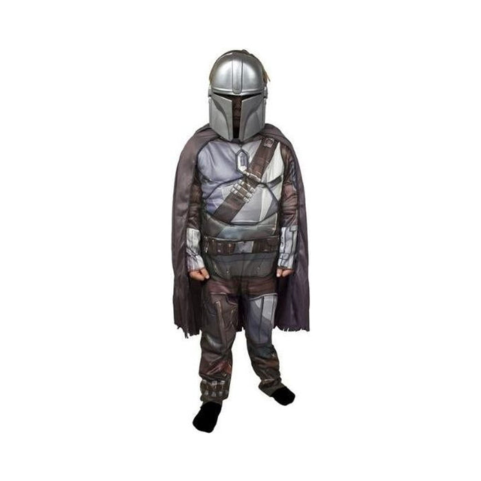 Niño con disfraz de Mandalorian: casco plateado, traje con armadura estampada y capa gris